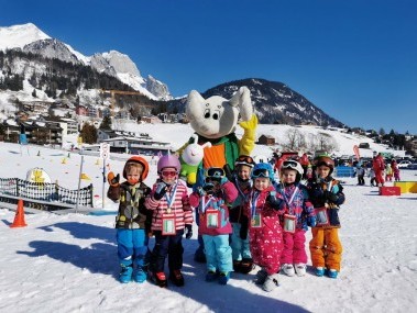 Gruppenbild Schneespielwoche für Minis mit Snowly