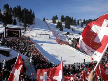 Skifans am Zielhang des FIS Slalomrennens Chuenisbärgli in Adelboden