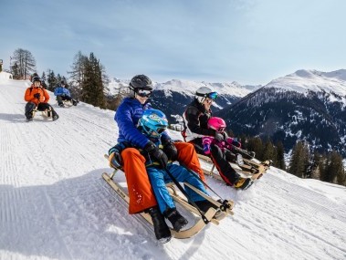 family-winter-foto-destination-davos-klosters-c-martin-bissig