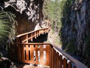 Holziger Gehweg in Gornerschlucht