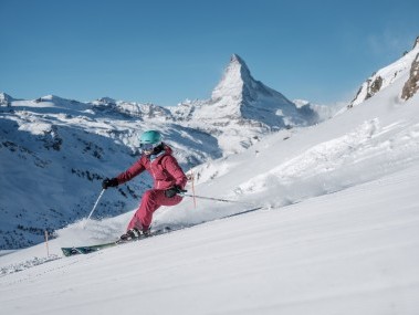 Skifahrerin in Pinken Kleider in Zermatt