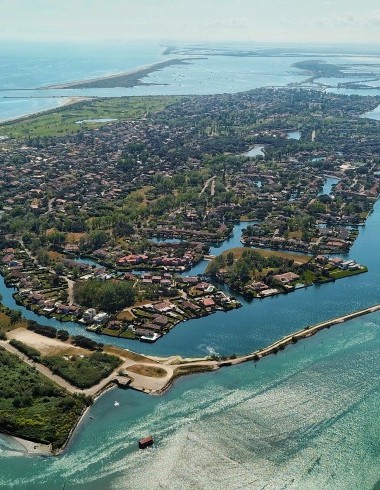 Ferienanlage aus der Vogelperspektive - Albarella Resorts