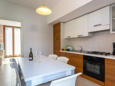 Kitchen with dining area - Albarella Resorts