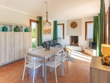 Wohnzimmer mit Essbereich - Albarella Resorts