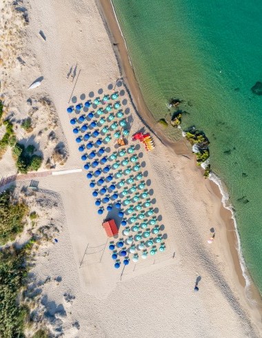 Strand direkt bei der Ferienanlage - Baia Verde Club Hotel