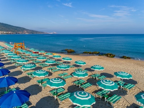 Plage directement au centre de vacances - Baia Verde Club Hotel