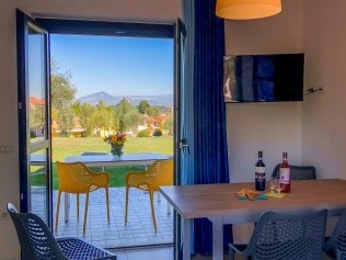 Wohnzimmer mit Essbereich - Belvedere Village