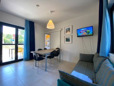 Wohnzimmer mit Essbereich - Belvedere Village