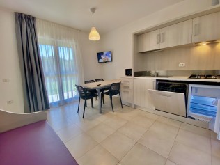 Wohnzimmer mit Essbereich - Belvedere Village