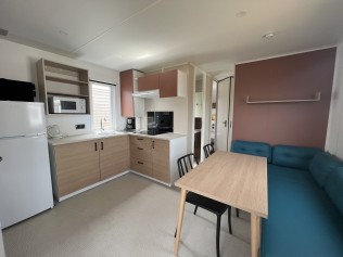 Wohnzimmer mit Essbereich - Camping Resort Els Pins