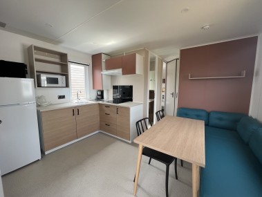 Wohnzimmer mit Essbereich - Camping Resort Els Pins