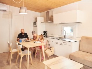 Wohnzimmer mit Essbereich - Camping Resort Els Pins