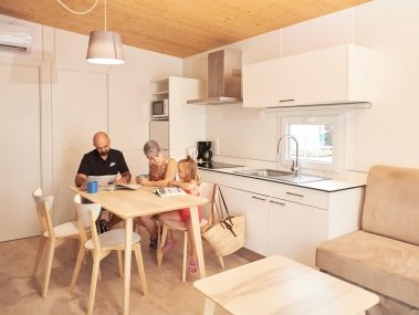 Wohnzimmer mit Essbereich - Camping Resort Els Pins