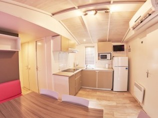 Wohnzimmer mit Essbereich - Camping Resort Els Pins