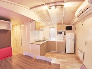 Wohnzimmer mit Essbereich - Camping Resort Els Pins