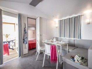 Salon avec coin repas - Camping Vendrell Platja