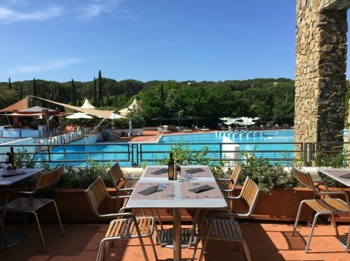 Espace restaurant avec terrasse - Camping Le Rocchette
