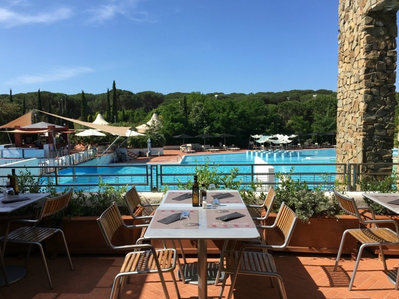 Restaurantbereich mit Aussensitzplatz - Camping Village Le Rocchette