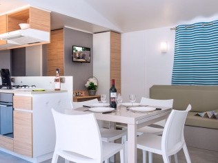 Küche mit Essbereich - Campingvillage / Residence Les Mûriers