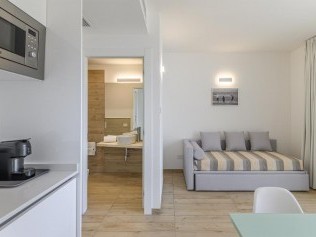 Wohnzimmer mit Essbereich - Capo Falcone Charming Apartments