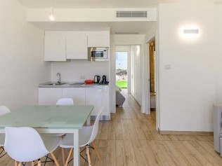 Wohnzimmer mit Essbereich - Capo Falcone Charming Apartments