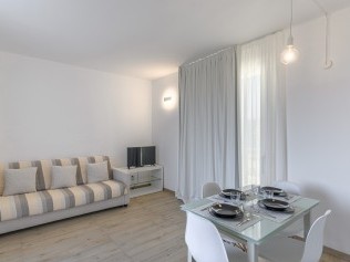 Wohnzimmer mit Essbereich - Capo Falcone Charming Apartments