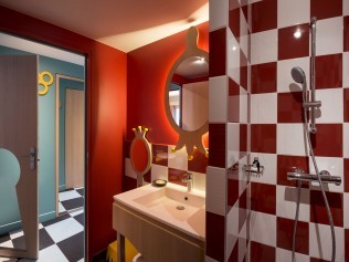 87576_centerparcs_les_trois_forets_mrchen_ferienhaus_badezimmer