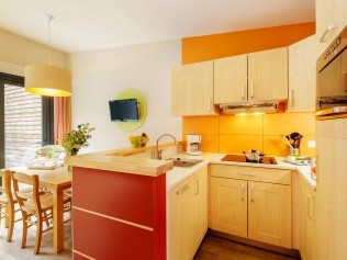 Salon avec coin repas - Center Parcs Les Trois Forêts