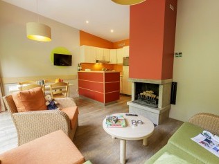 Salon avec coin repas - Center Parcs Les Trois Forêts
