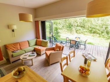 Salon avec coin repas - Center Parcs Les Trois Forêts