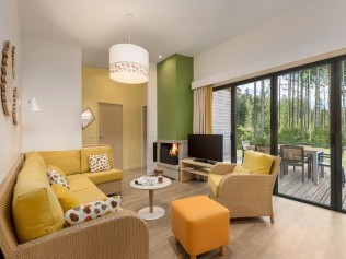 Salon avec coin repas - Center Parcs Les Trois Forêts