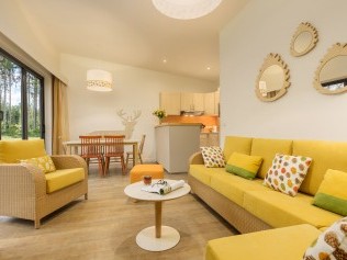 Salon avec coin repas - Center Parcs Les Trois Forêts