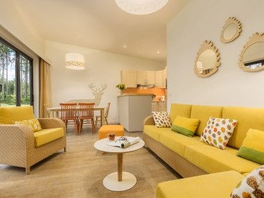 Salon avec coin repas - Center Parcs Les Trois Forêts
