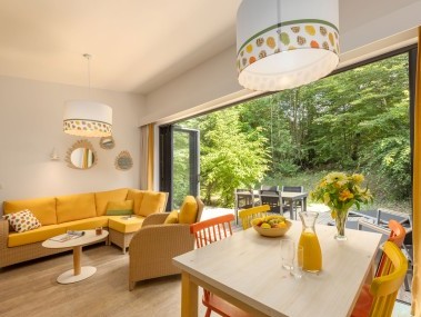 Salon avec coin repas - Center Parcs Les Trois Forêts