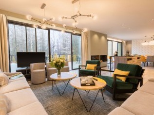 Salon avec coin repas - Center Parcs Les Trois Forêts