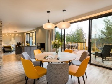 Salon avec coin repas - Center Parcs Les Trois Forêts