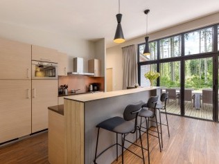 Salon avec coin repas - Center Parcs Les Trois Forêts