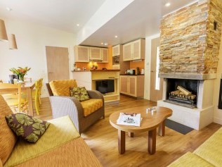 Salon avec coin repas - Center Parcs Les Trois Forêts