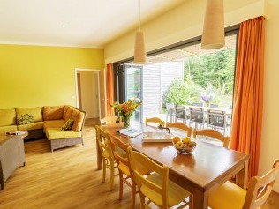 Salon avec coin repas - Center Parcs Les Trois Forêts