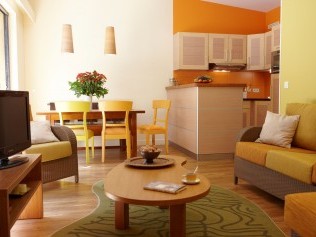 Salon avec coin repas - Center Parcs Les Trois Forêts