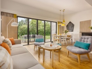 Salon avec coin repas - Center Parcs Les Trois Forêts