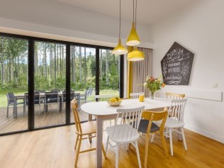 Salon avec coin repas - Center Parcs Les Trois Forêts