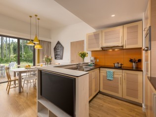 Salon avec coin repas - Center Parcs Les Trois Forêts