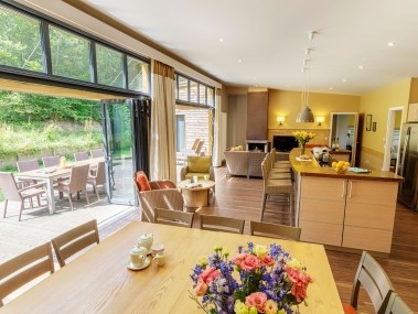 Salon avec coin repas - Center Parcs Les Trois Forêts