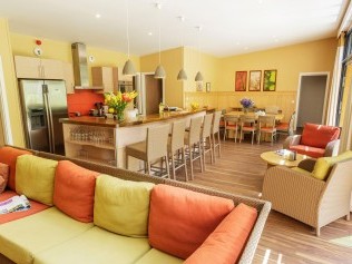 Salon avec coin repas - Center Parcs Les Trois Forêts