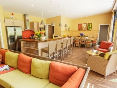 Salon avec coin repas - Center Parcs Les Trois Forêts