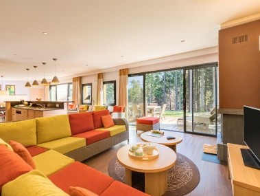 Salon avec coin repas - Center Parcs Les Trois Forêts