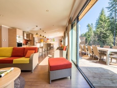 Salon avec coin repas - Center Parcs Les Trois Forêts