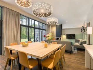 Salon avec coin repas - Center Parcs Les Trois Forêts