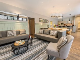 Salon avec coin repas - Center Parcs Les Trois Forêts